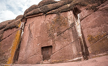 Amaru Muru (Hayu Marca) en Puno: puerta tallada en roca, sitio mistico