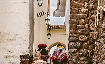 Calle 7 Culebras en San Blas, Cusco: callejon con muros de piedra