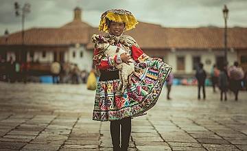 Cusco: traje tipico andino en el centro histórico, cultura local
