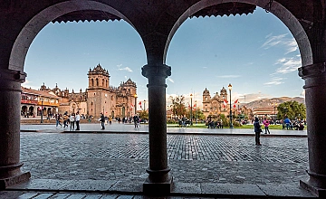 Cusco: Plaza de Armas y Catedral vistas desde los arcos coloniales
