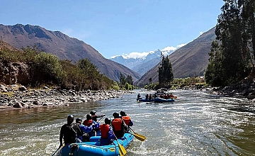 Canotaje en Cusco: tour de rafting por el río con paisaje andino