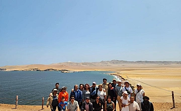 Tour a Paracas e Ica: viajeros en la costa con paisaje de desierto