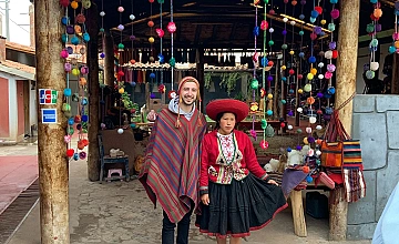 Artesanias y vestimenta típica en Cusco, experiencia cultural en el mercado local