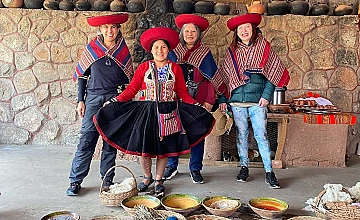 Experiencia cultural en el Valle Sagrado: personas con vestimenta andina tradicional y muestra de granos/insumos locales