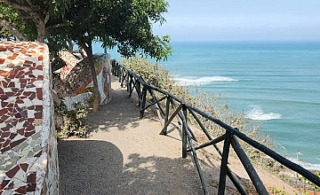 Malecon con barandas frente al océano Pacífico en Lima, con vista a los acantilados y el mar