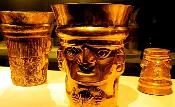 Pieza de oro precolombina exhibida en el Museo Oro del Perú en Lima, con detalles artesanales iluminados