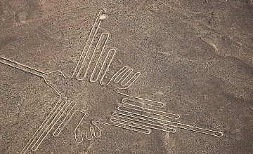 Lineas de Nazca en Peru: geoglifo del colibri visto desde el aire