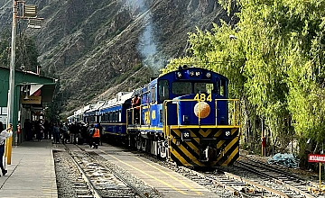 PeruRail: tren turistico hacia Machu Picchu en estacion de Cusco
