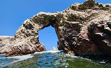 Tour a Islas Ballestas: formaciones rocosas y arco natural en el mar”