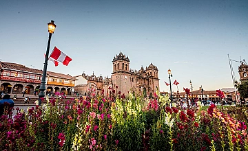 Centro historico de Cusco: jardines florales y Catedral en la Plaza de Armas