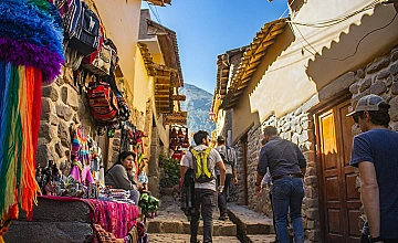 Valle Sagrado, Cusco: calle con artesanias, tejidos andinos y tiendas locales