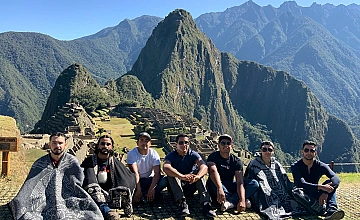 Viajeros en Machu Picchu, Cusco: foto en mirador con la montaña Huayna Picchu