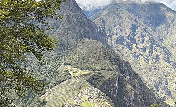 Waynapicchu en Machu Picchu: vista panorámica del santuario y montañas andinas