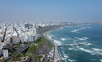 Panoramica del litoral de Lima, Peru: ciudad frente al oceano Pacífico
