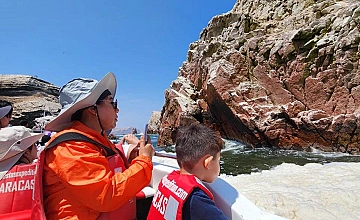 Tour en lancha desde Paracas hacia Islas Ballestas: viajeros navegando